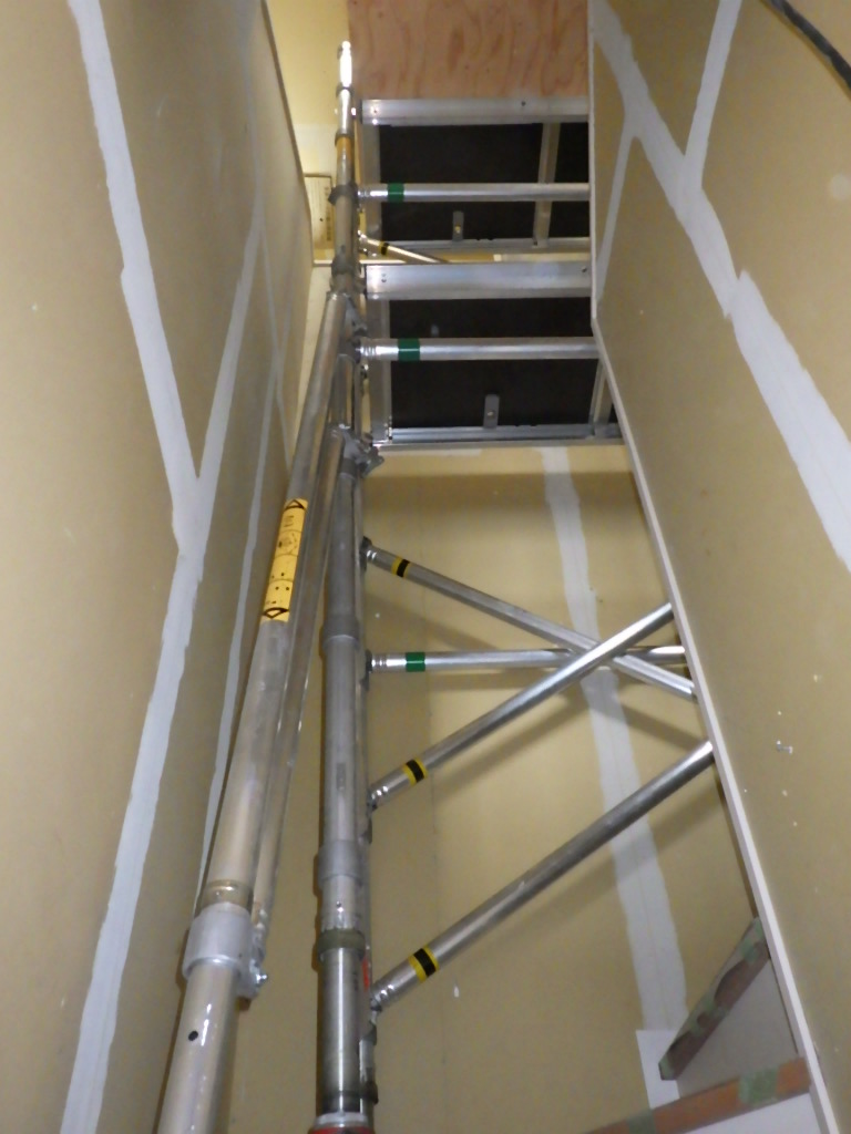 階段での天井クロス貼り 株式会社室内高所