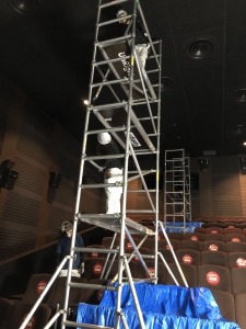 映画館で足場での高所作業(段差あり、ローリングタワー)の照明器具交換