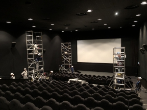 映画館で足場での高所作業(段差あり、ローリングタワー)の照明器具交換